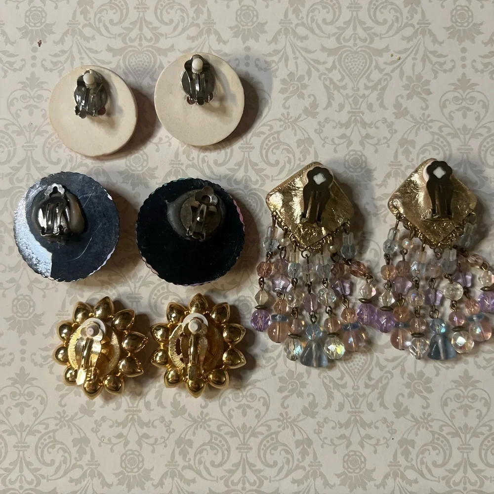 Vintage pastel colored bundle of CLIP ON EARRINGS. EUC!